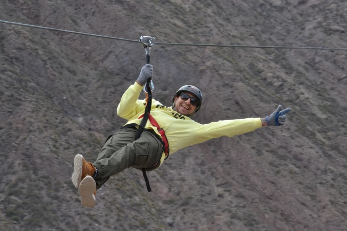 Canopy Andino Vuela Sobre el Río Mendoza 