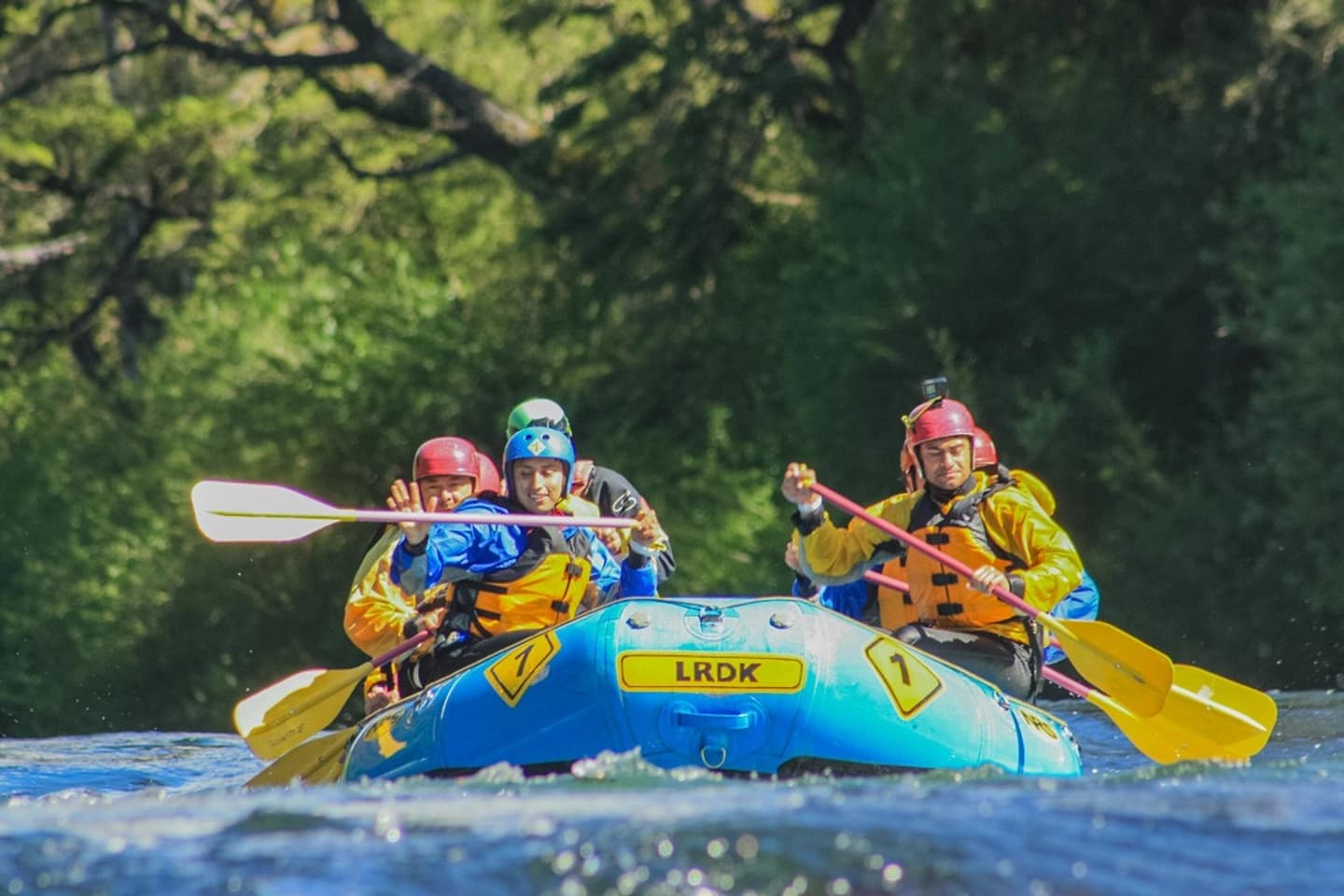 Rafting Bajo en el Río Trancura: Aventúrate en Rápidos Clase III