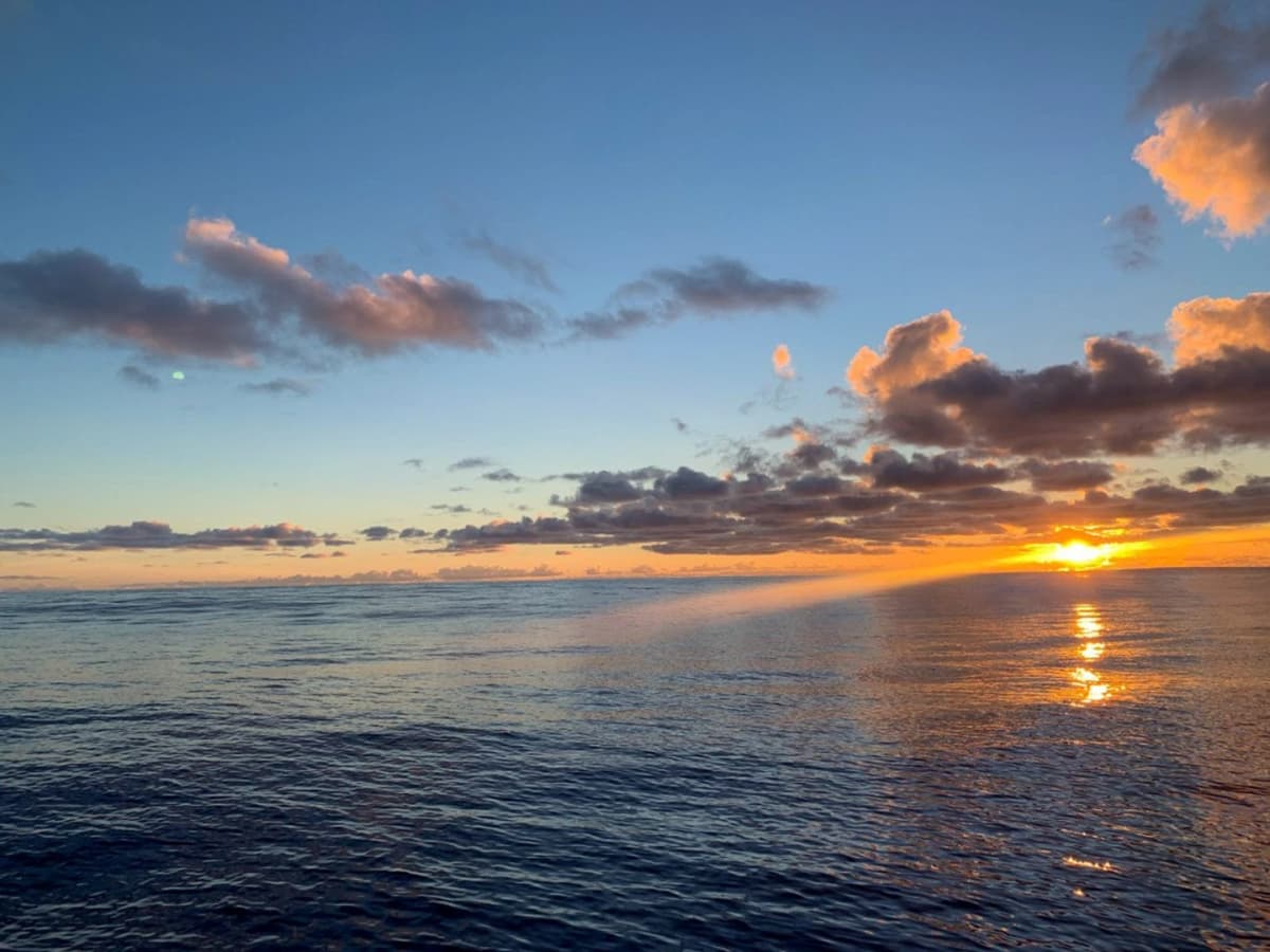 Atardecer desde el Mar en Rapa Nui: Tour Escénico en Bote