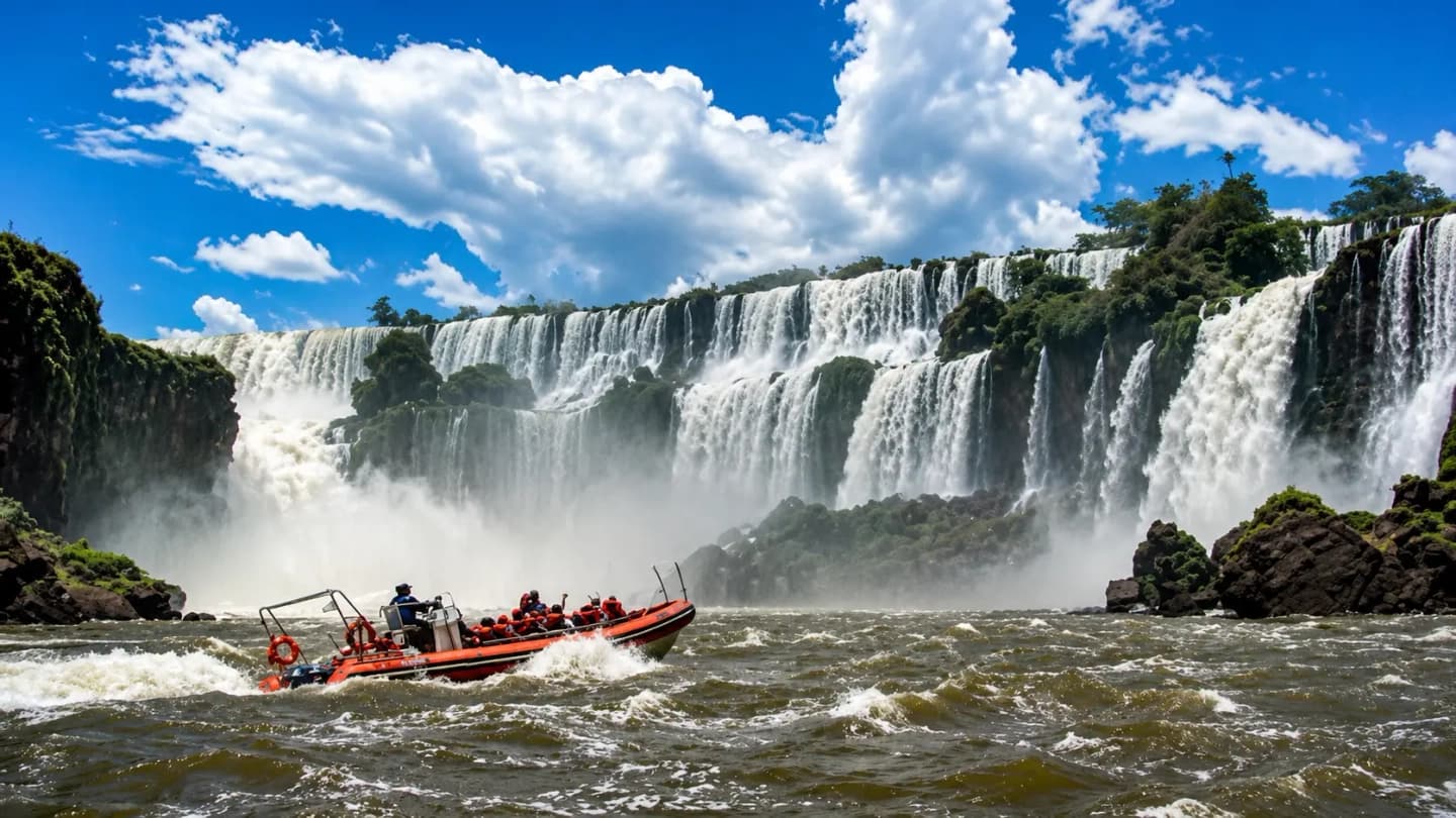 Iguazú en 2 días: Cataratas de Argentina con Gran Aventura y Brasil con Parque de las Aves