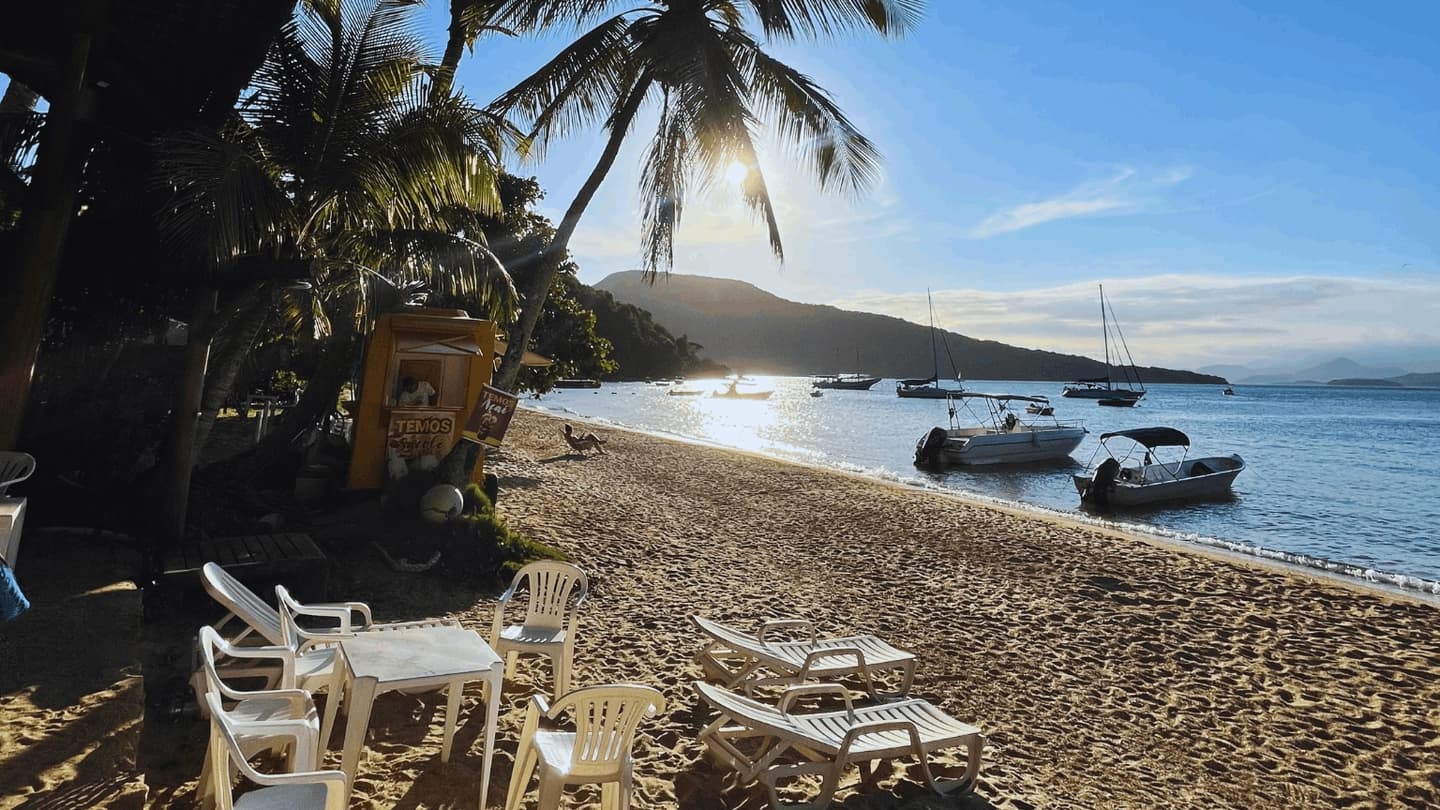 Passeio ao redor da Ilha Grande de lancha para aventureiros