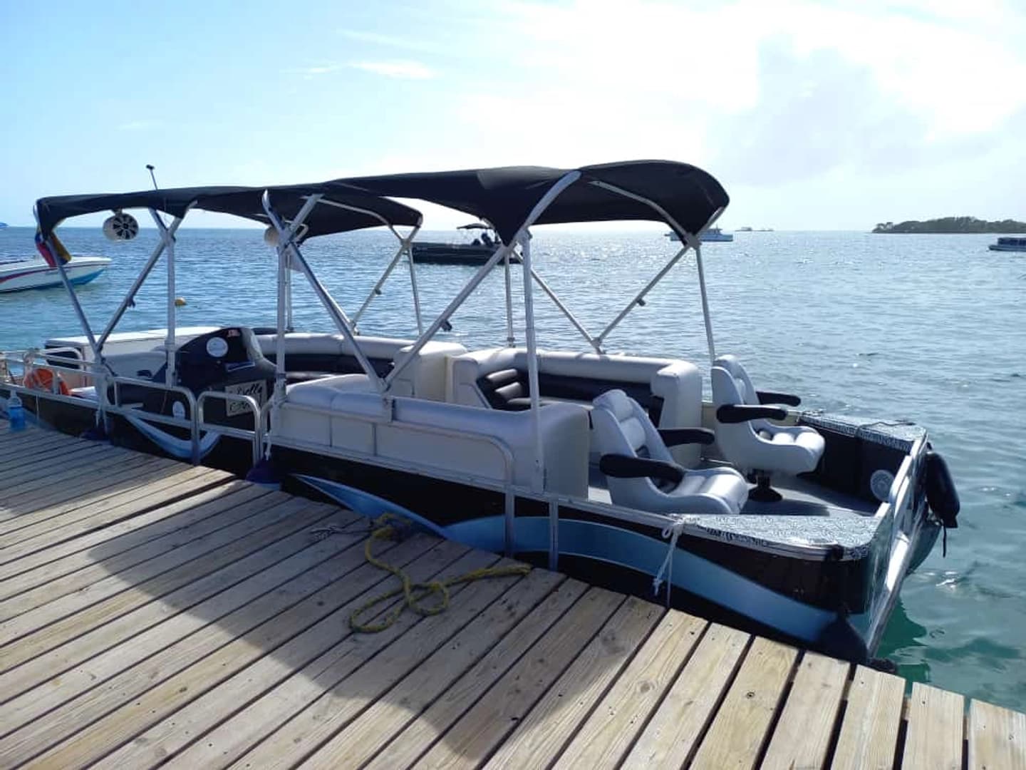 Private Pontoon Rental in the Bay of San Andrés