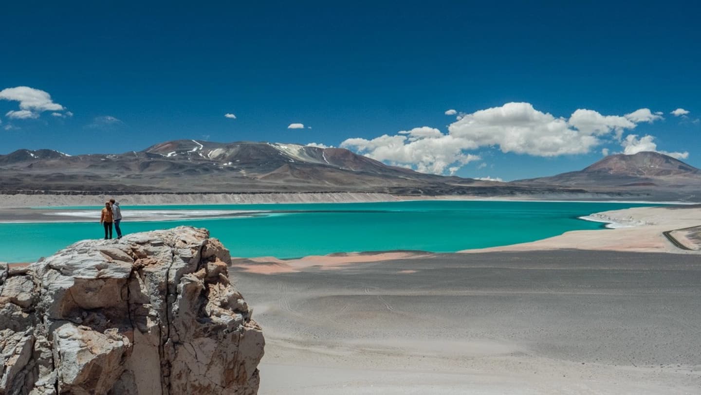 Explora la Ruta de los Seismiles: Cumbres, Lagunas y Termas de Atacama