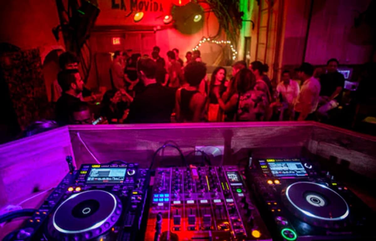 Cartagena: 2h Fiesta nocturna sobre ruedas, animador y paradas para fotos