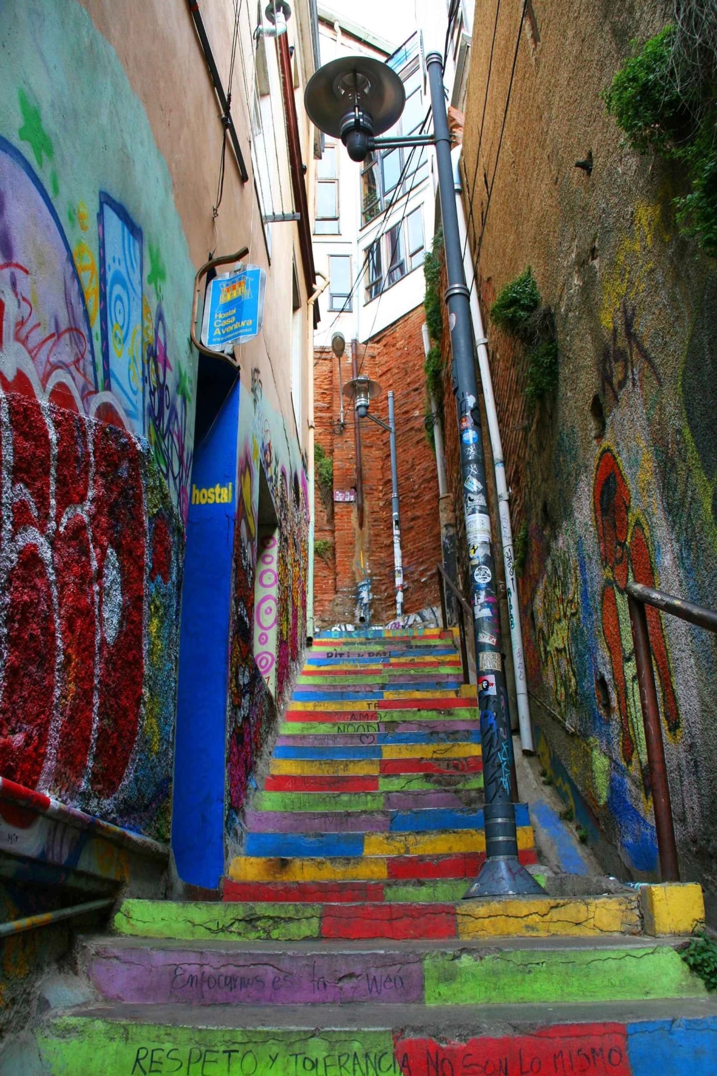 Explore a arte de rua de Valparaíso: grafites e murais icônicos
