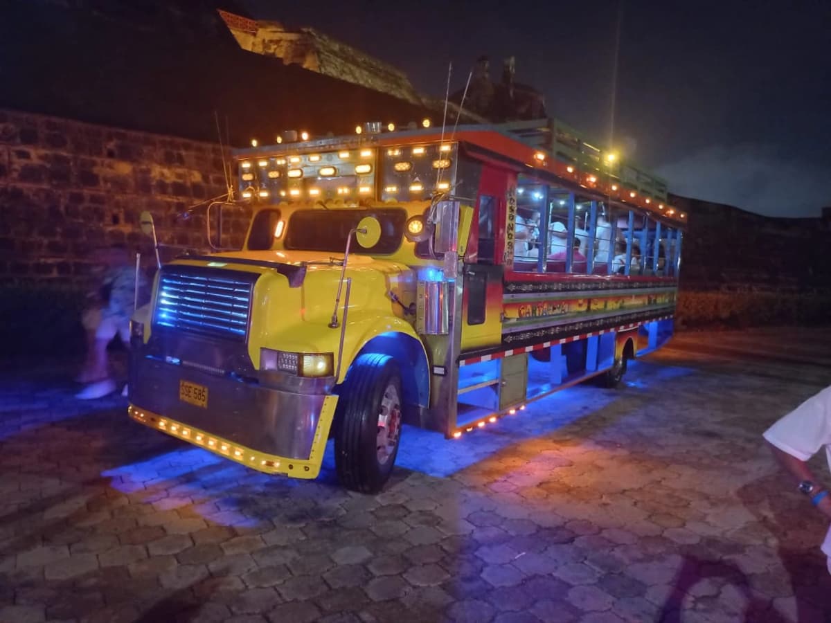 Tour en Chiva Rumbera con entrada a discoteca en Cartagena