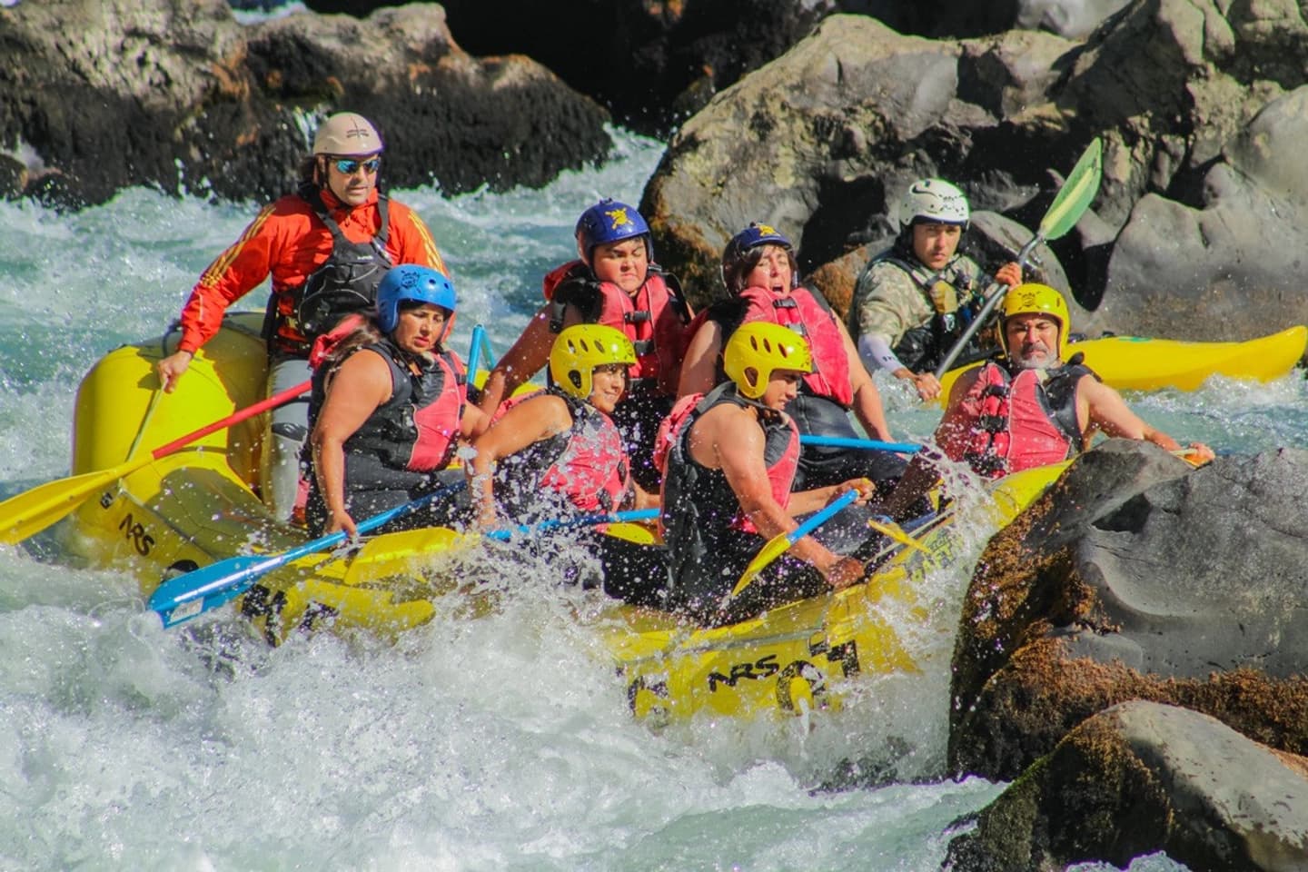 Rafting Alto en el  Río Trancura: Aventura en Rápidos Clase V