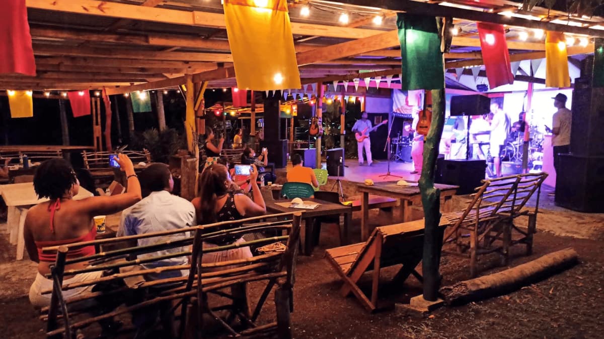 Noche Caribeña con música en vivo en Paradise Farm Cove San Andrés