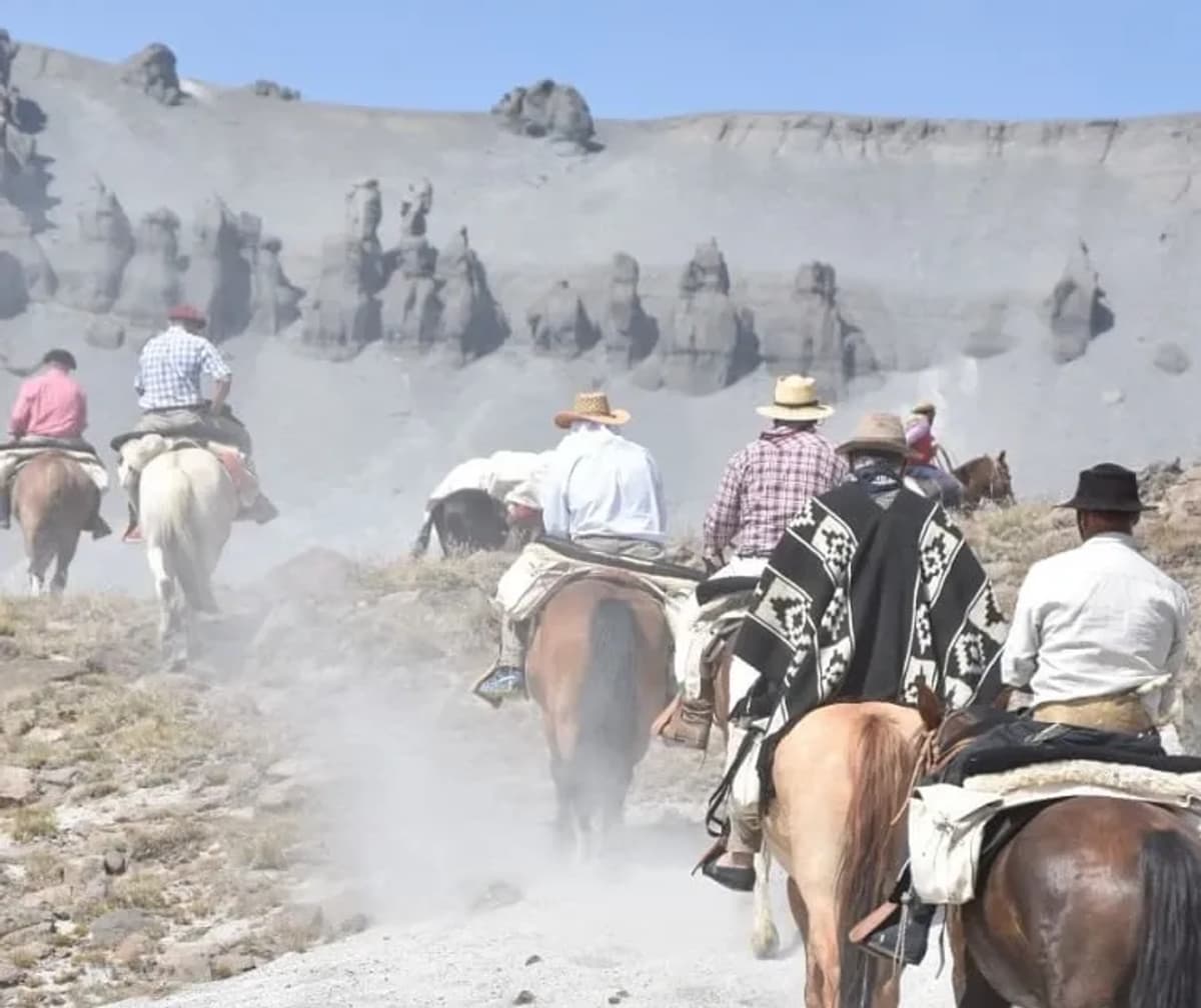 Cabalgata a Cuatro Hitos y Volcán Descabezado en Malargüe