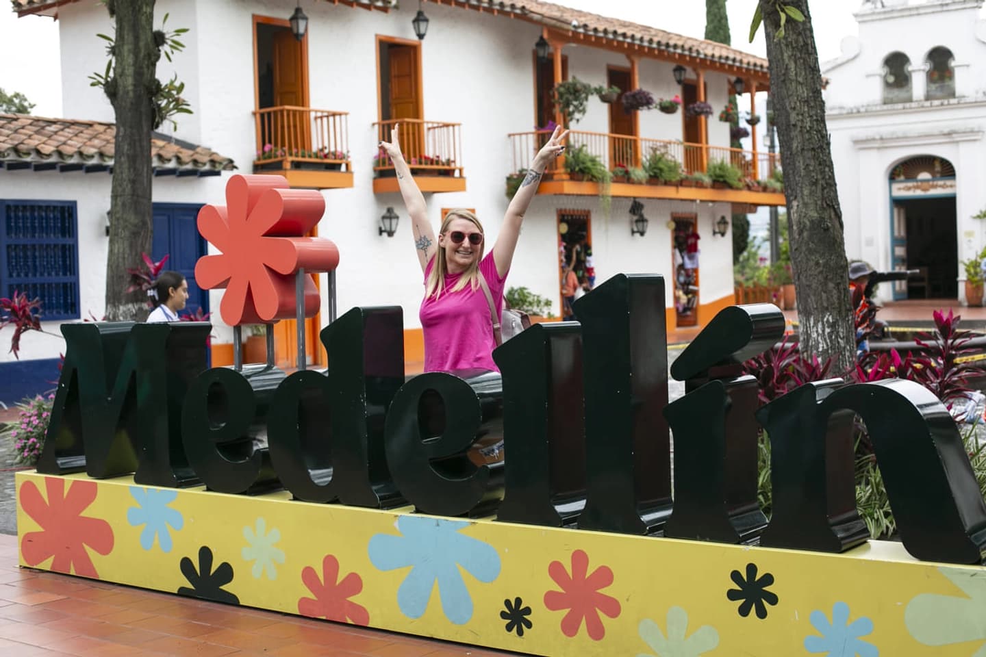 Medellín: City Tour en Chiva, Comuna 13, Pueblito Paisa y Almuerzo