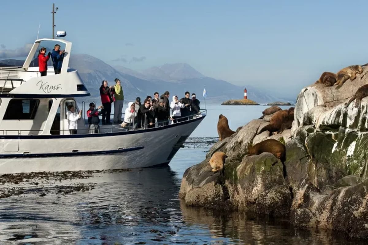 Navegación Canal Beagle con Trekking Isla Bridges