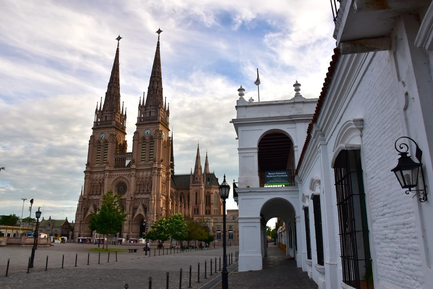 Basílica de Luján: Experiencia Neogótica Premium con Almuerzo