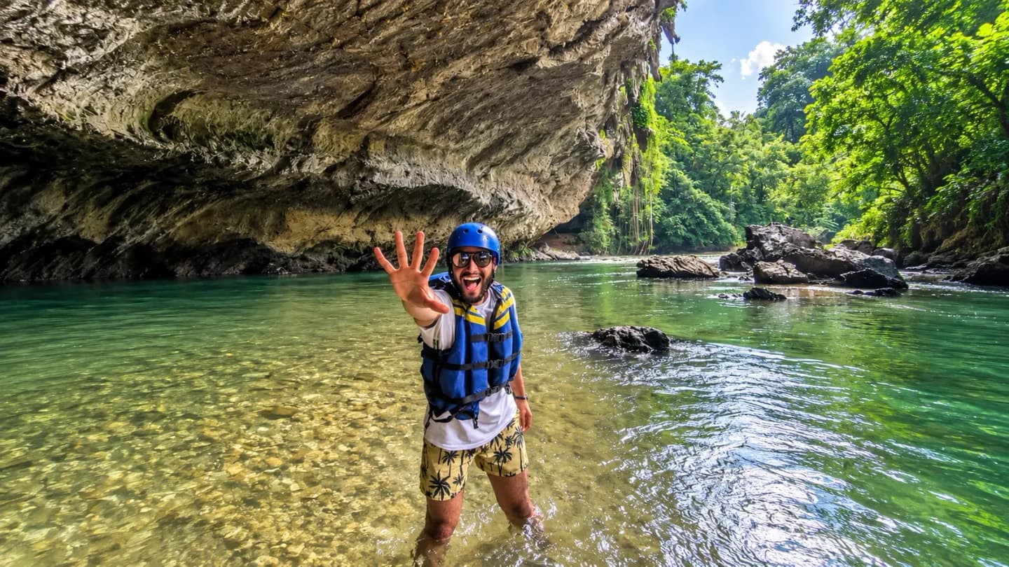 Río Claro con rafting, hidrosenderismo y cavernas desde Doradal