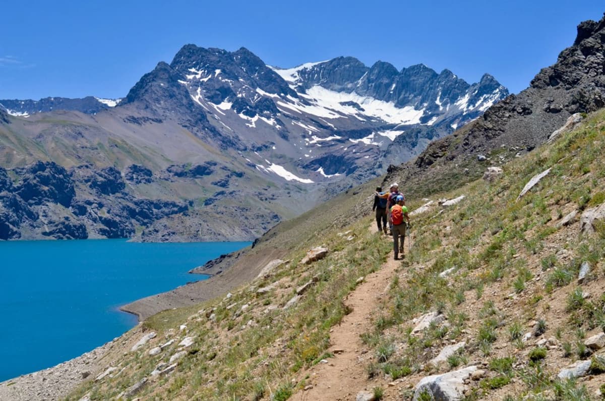 Trekking a Laguna Negra desde Cajón del Maipo: Naturaleza y Aventura Andina