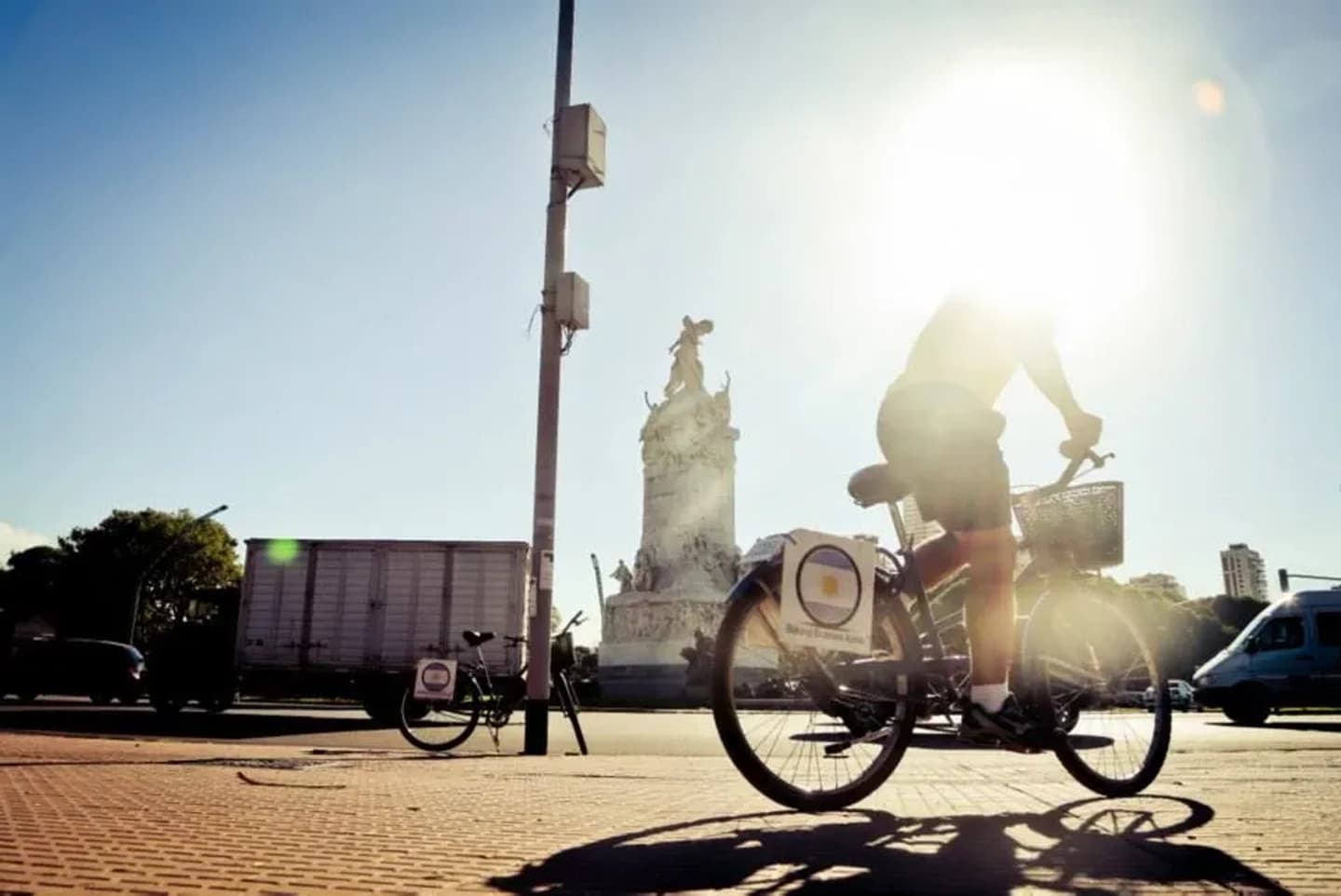 Experiencia en Bicicleta Urbana: Descubre Buenos Aires Pedaleando a tu Ritmo con Guía