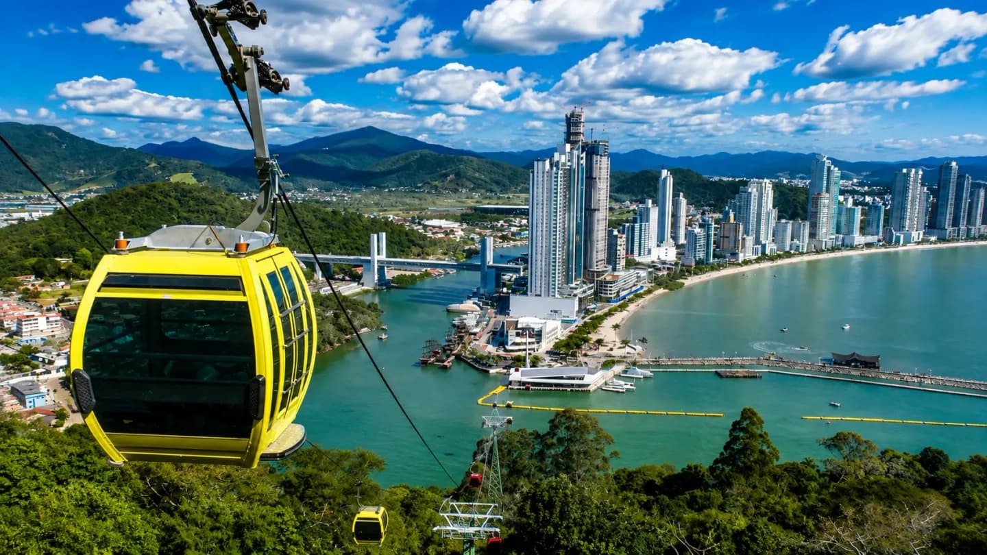 Tour con Teleférico a Playa Laranjeiras y Barco Pirata en Balneário Camboriú