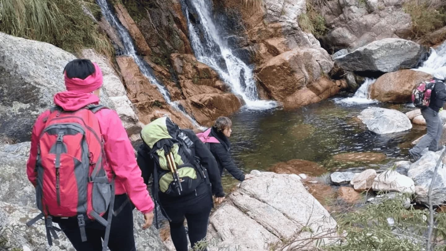 Trekking Familiar a Cascada Esmeralda en Merlo con guía local