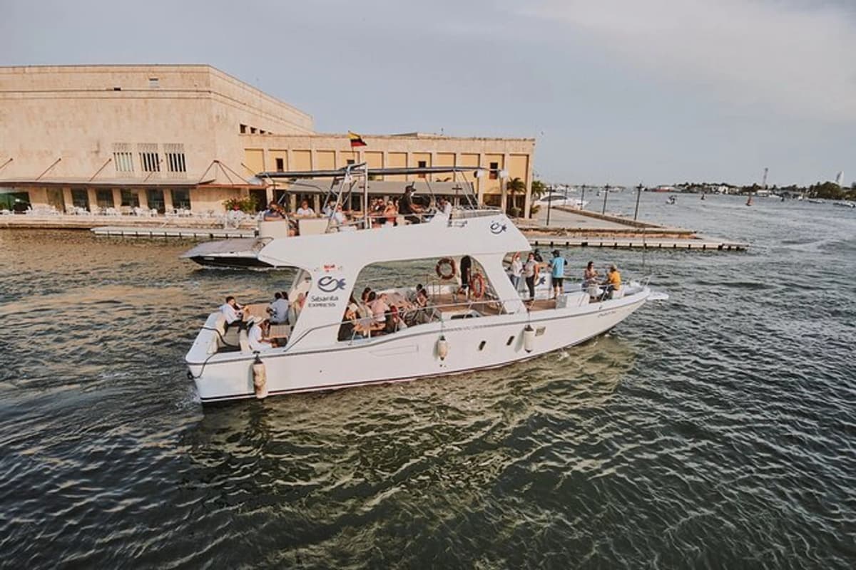 Tour Atardecer Rumbero por la bahia de Cartagena en yate Sibarita
