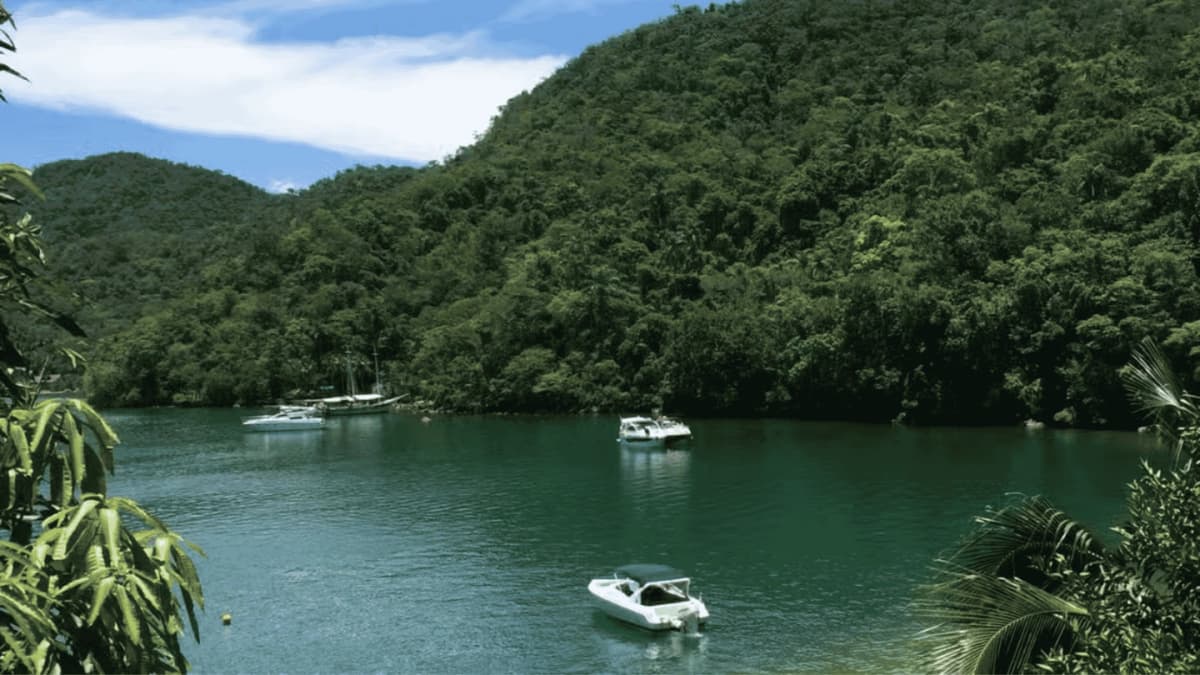 Paseo en Lancha por Lagoa Azul y Lagoa Verde en Ilha Grande