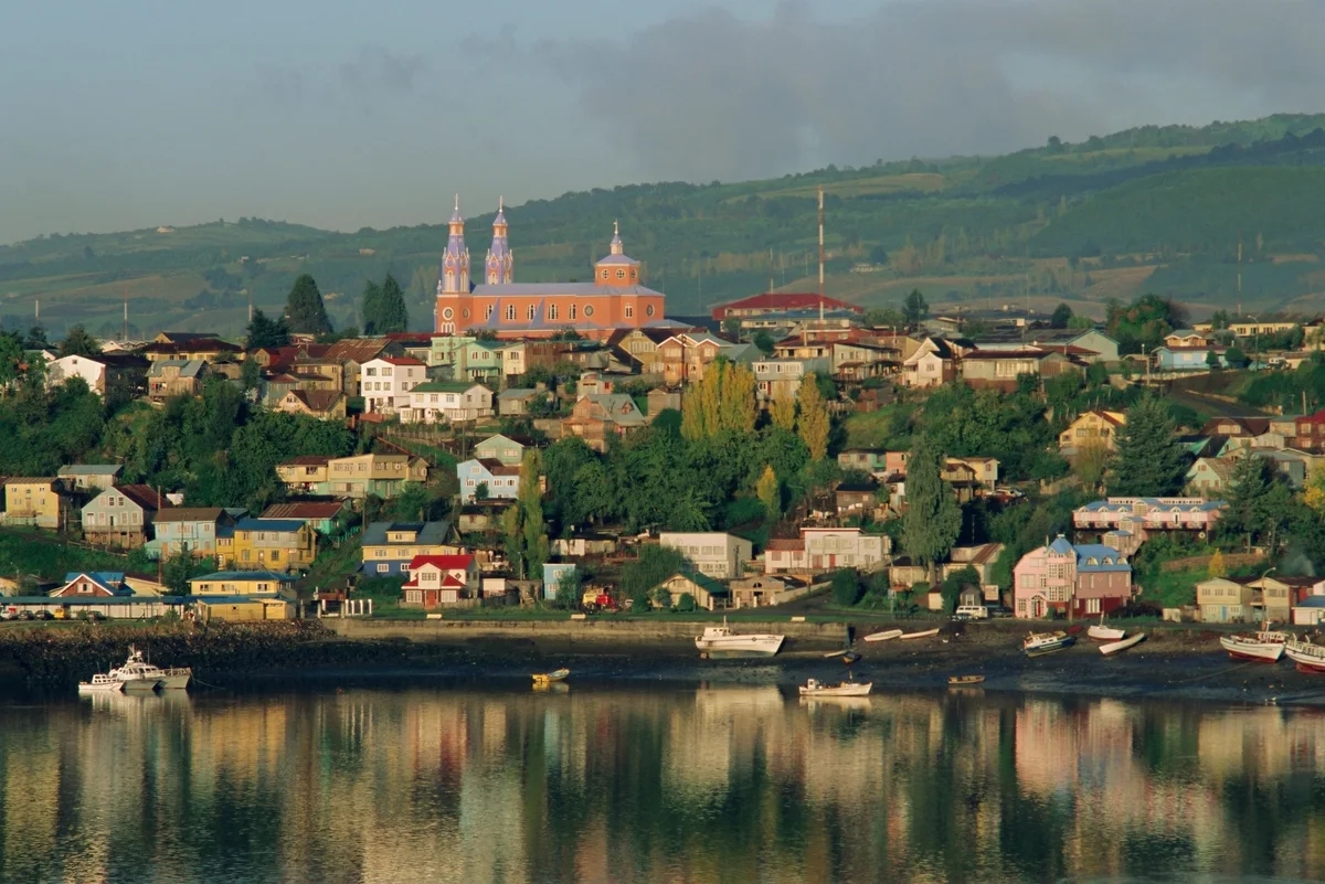 Chiloé: iglesias patrimoniales, palafitos y leyendas junto al mar