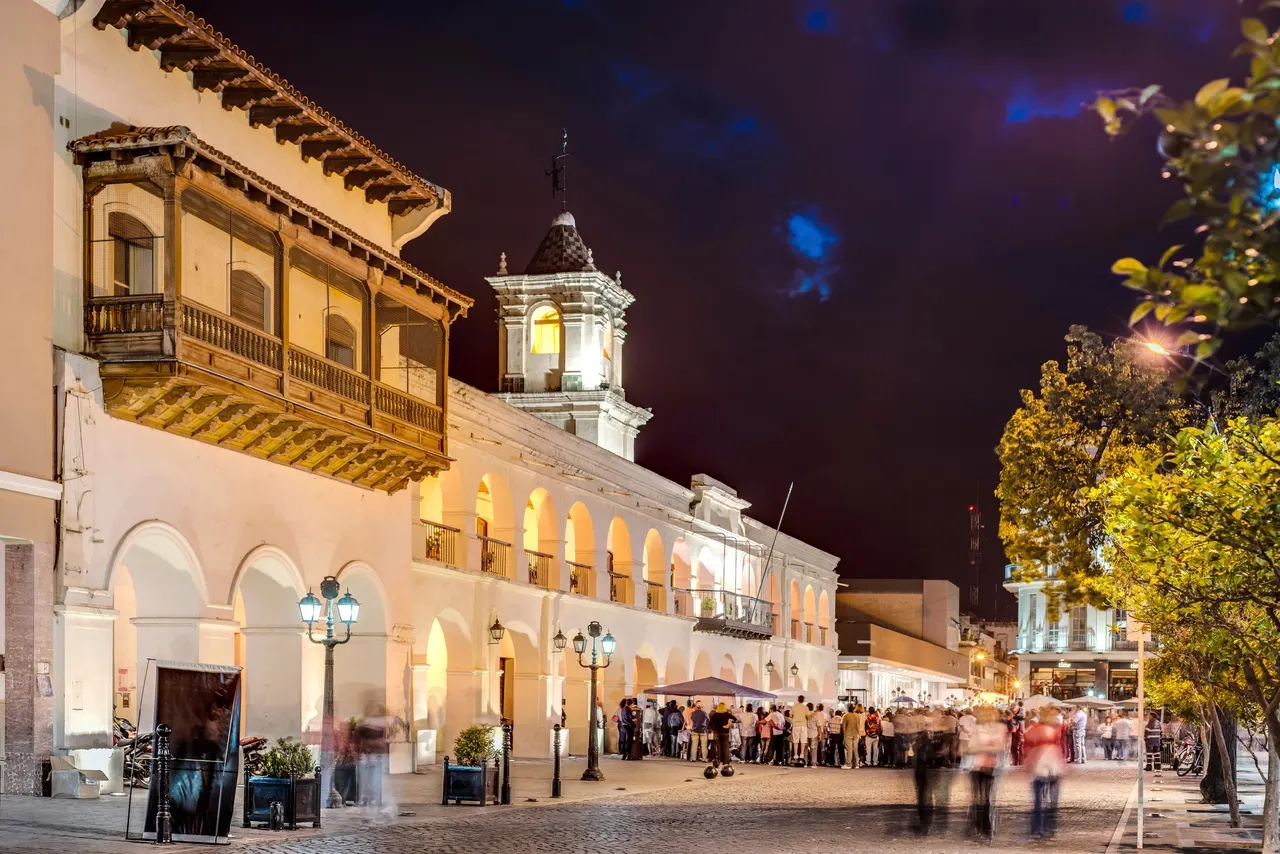 Salta: arquitectura colonial, peñas folclóricas y valles calchaquíes