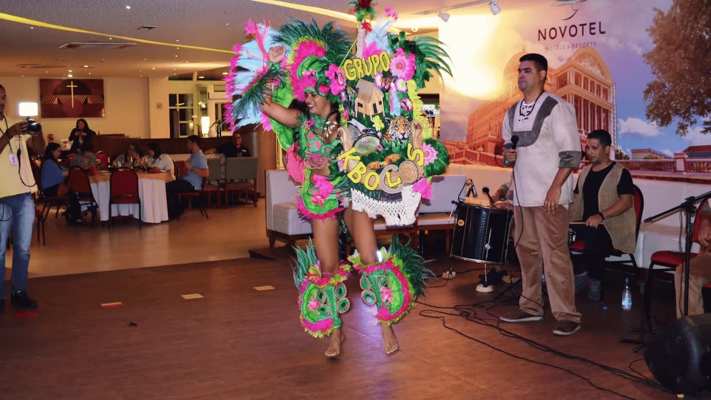 Cena temática con Espectáculo de Boi-Bumbá en Manaos