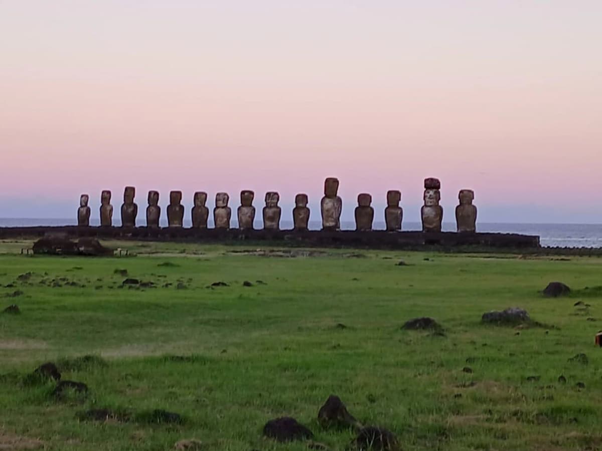 Tour privado al amanecer con los Moai de Rapa Nui en Ahu Tongariki