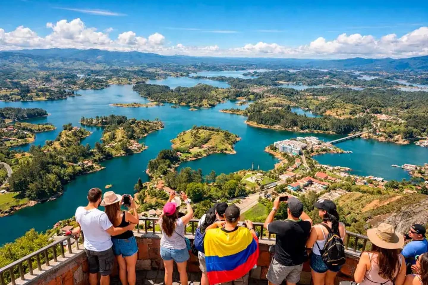 Tour a Guatapé con Paseo en barco y Almuerzo Típico desde Medellín