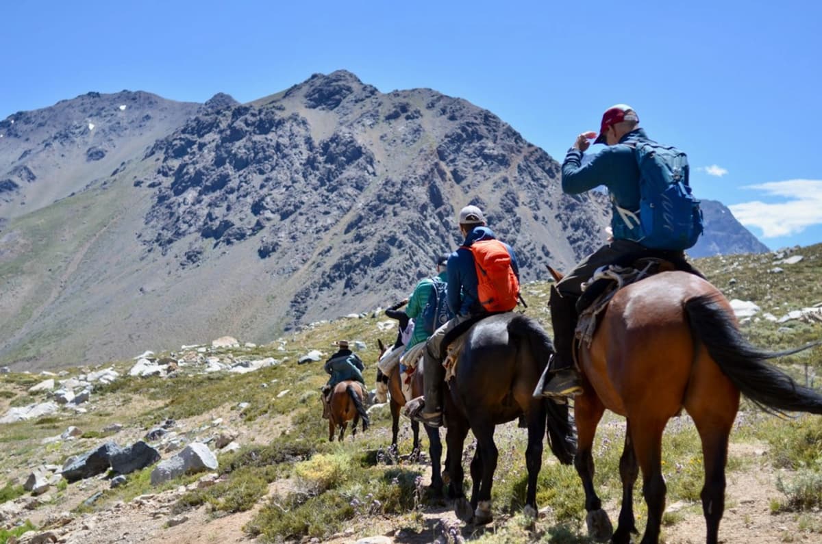 Cabalgata a Laguna Negra: Paisajes Andinos y Tesoros Escondidos