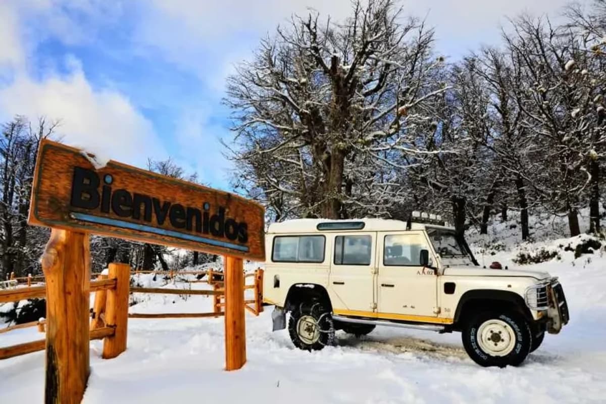 Refugio Extremo Encantado: 4x4, Raquetas de Nieve al Mirador y Trineos
