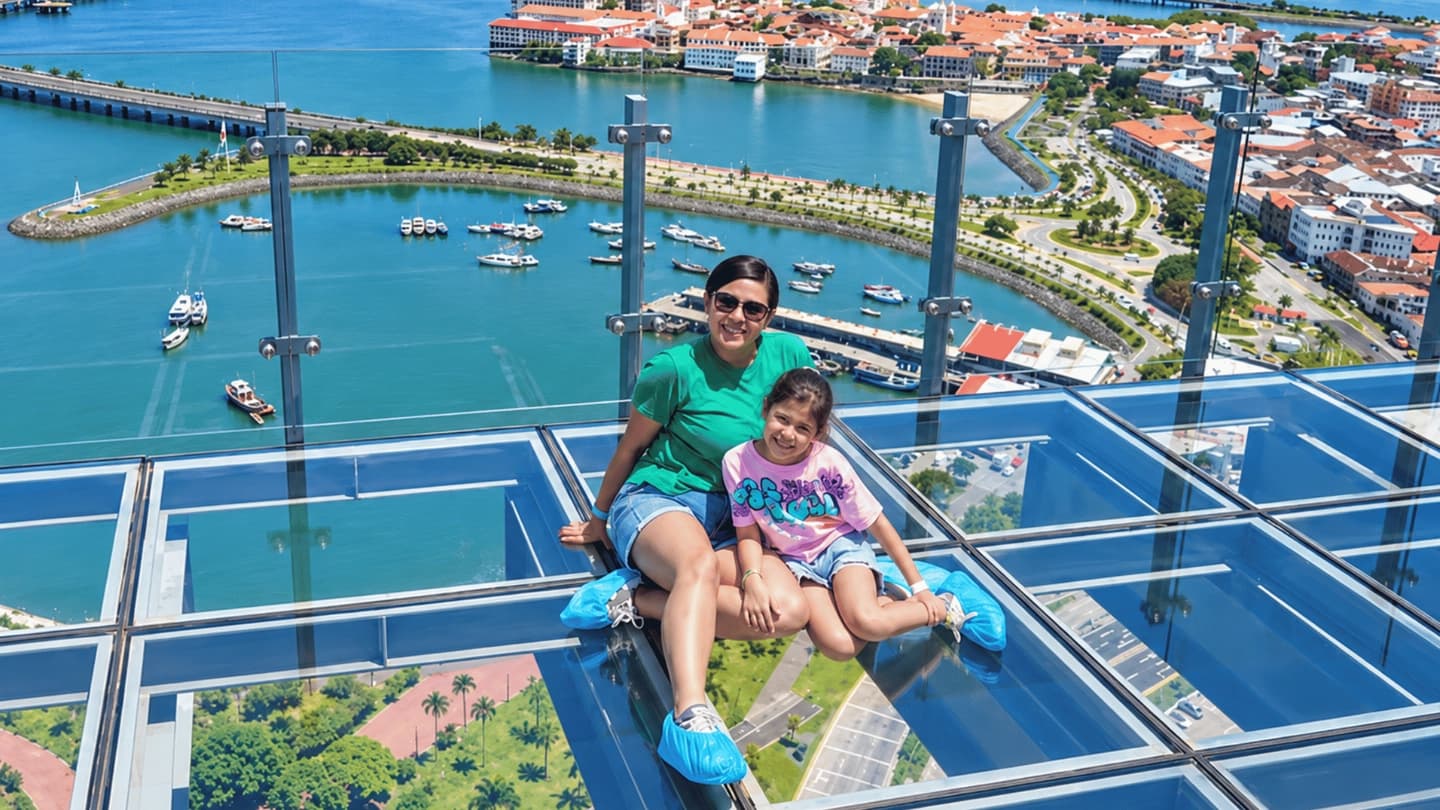 Entrada con una atracción y vistas de Ciudad de Panamá