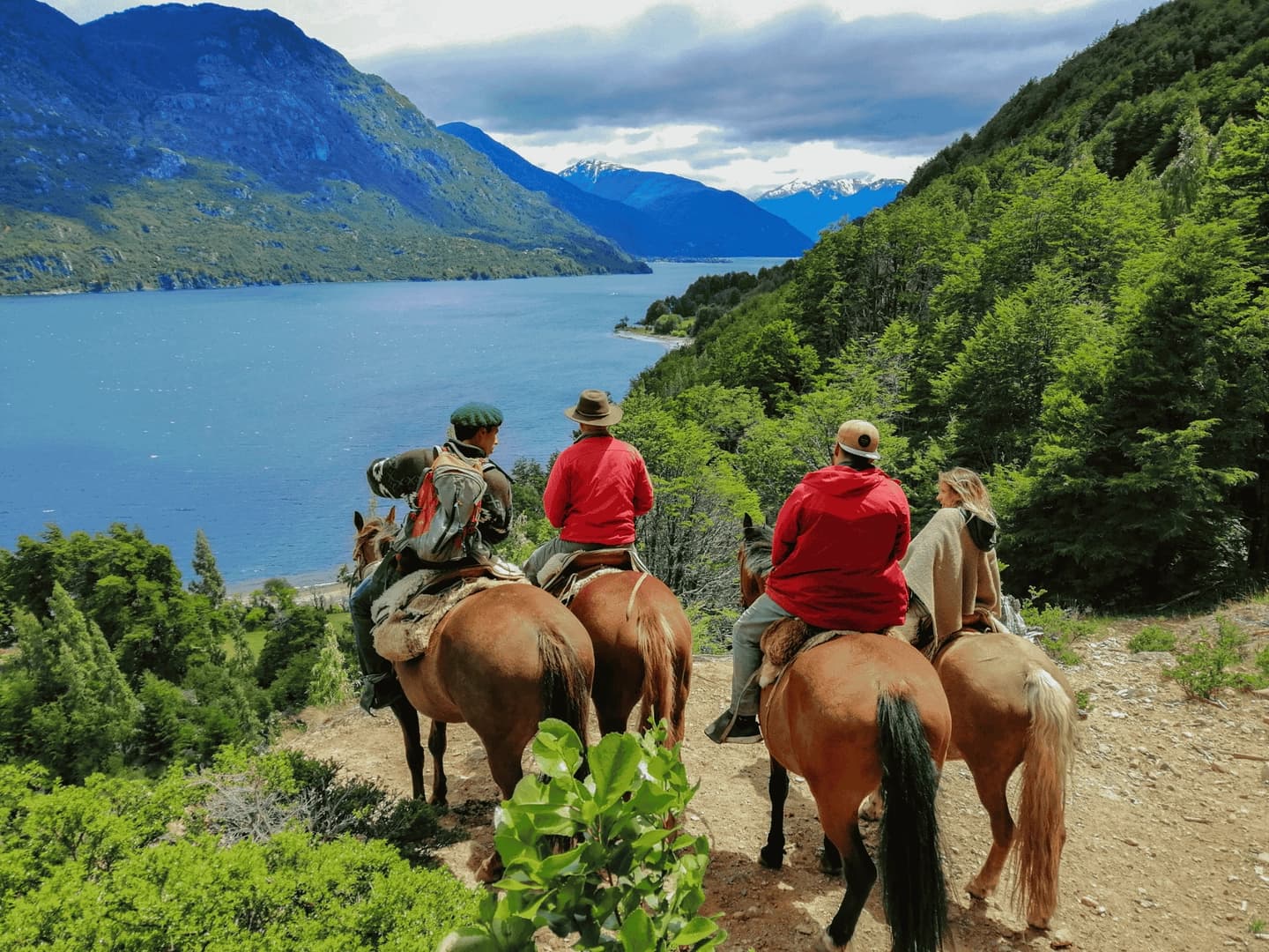 Aventura Ecuestre en Futaleufú: Bosques, Cascadas y Lago Espolón