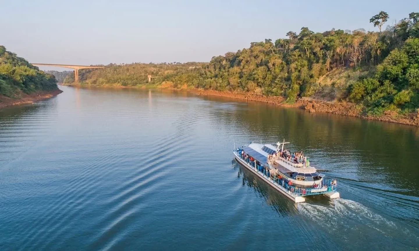 Paseo en catamarán a Hito 3 Fronteras en Puerto Iguazú