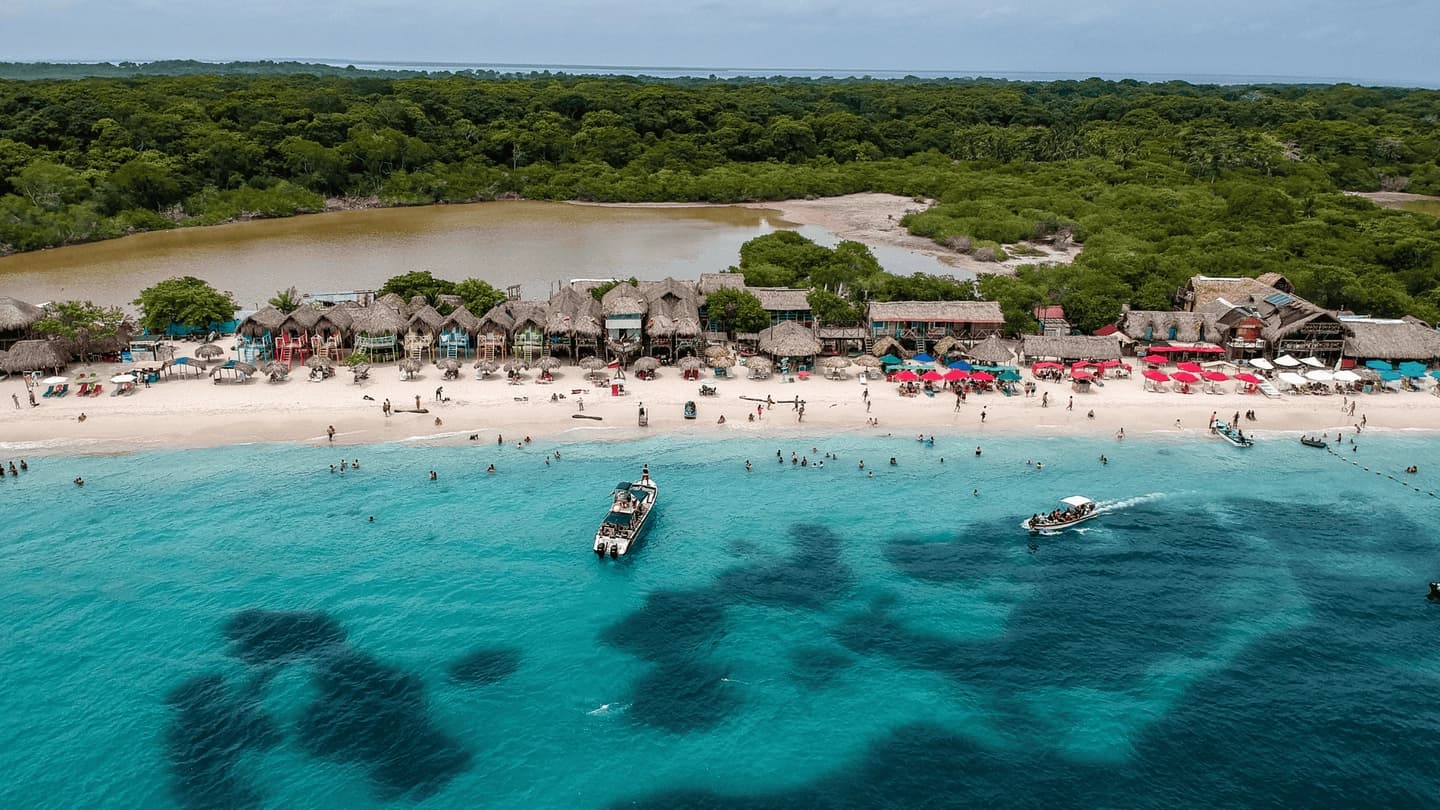 Tour familiar en lancha por Islas del Rosario y Barú desde Cartagena con almuerzo