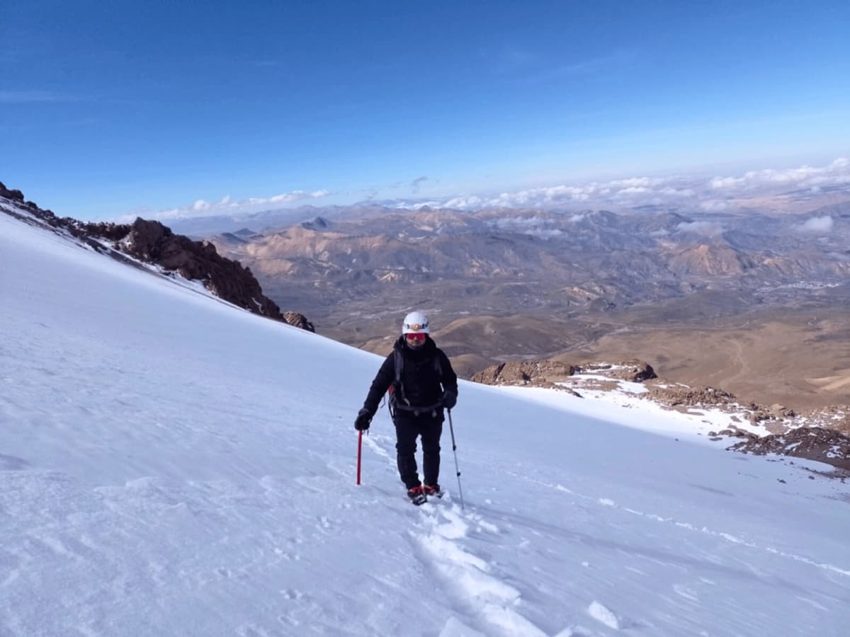 Ascenso al Volcán Taapacá: Exploración Andina a 5.860 m.s.n.m.