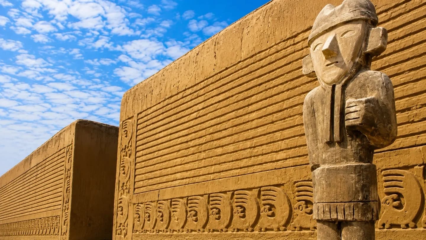 Tour día completo Trujillo Arqueológico y Huanchaco Tradicional