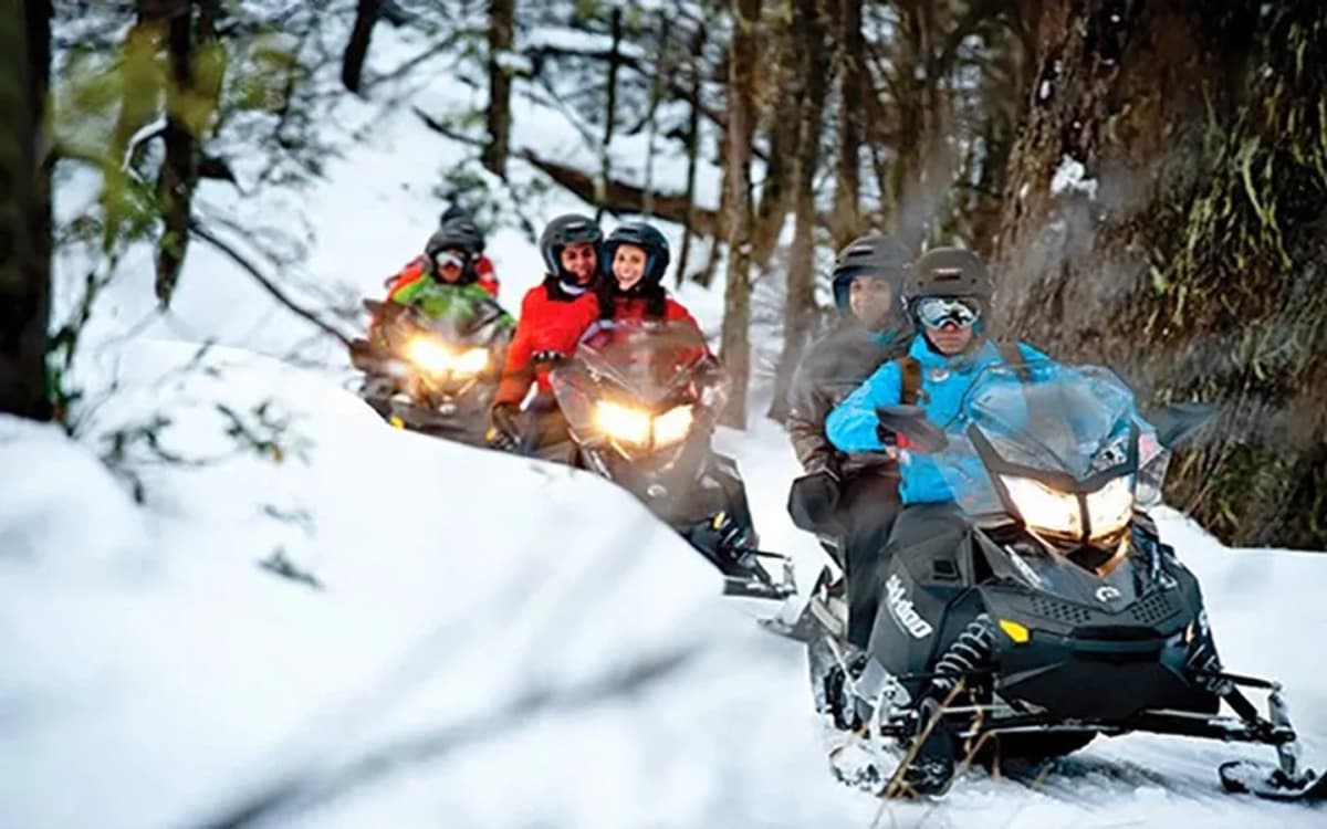 Refugio Arelauquen: 4x4, Motos de Nieve y Cena con Fondue de Queso