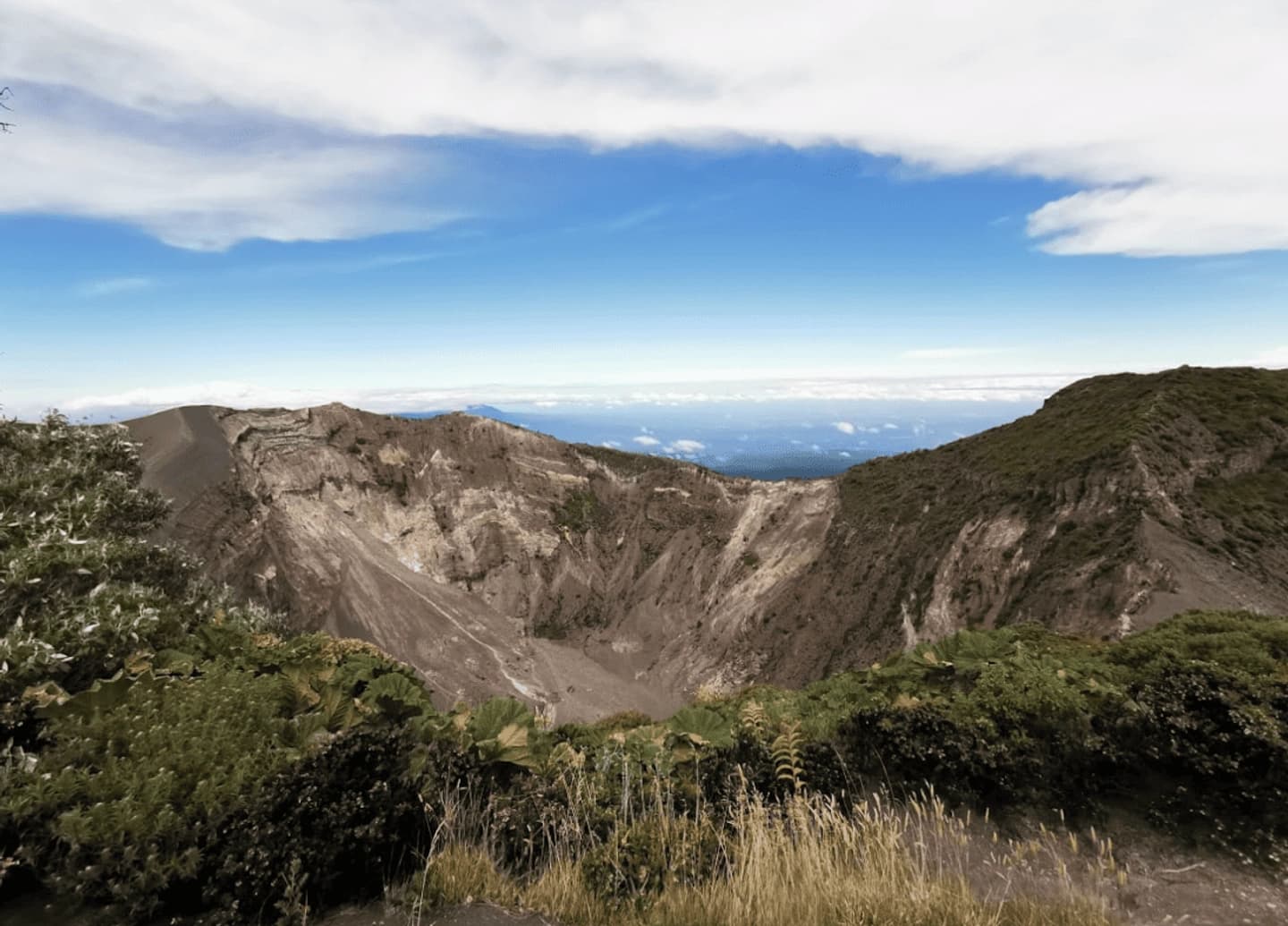 Tour al Volcán Irazú y Aguas Termales en Hacienda Orosi