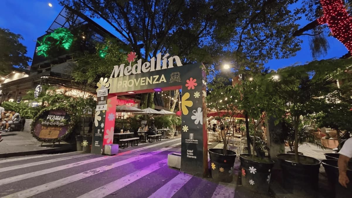 Tour na Chiva Rumberira por Medellín com Música e Mirante