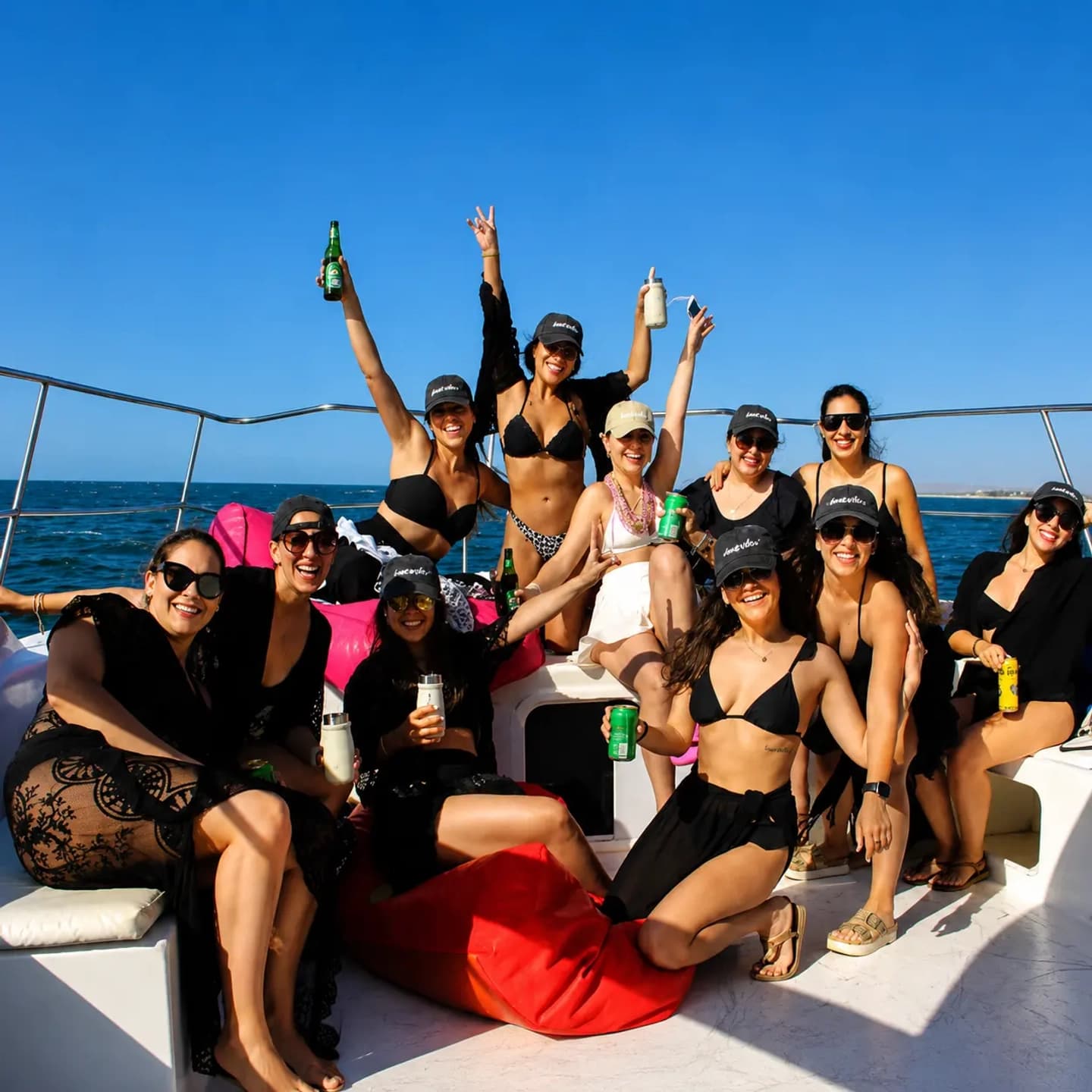 Fiesta en catamarán al atardecer por la costa de Máncora