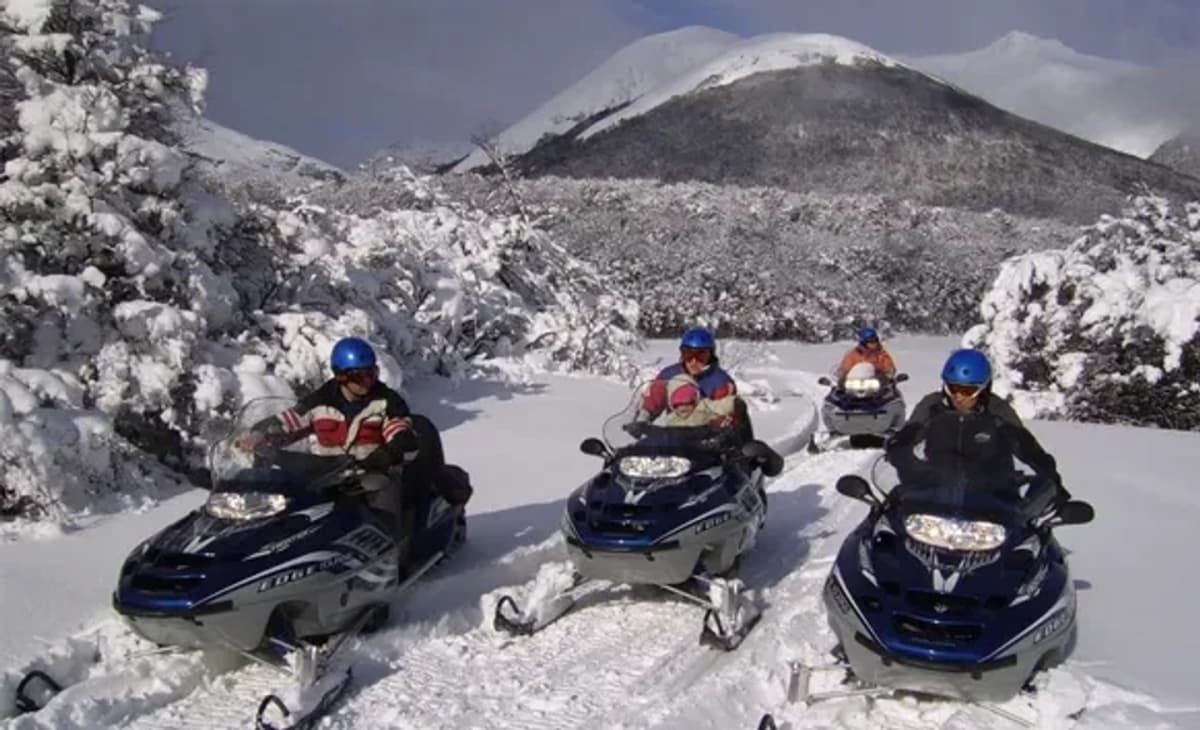 Diversión en el Valle Tierra Mayor: Moto de Nieve y Clase de Ski de Fondo