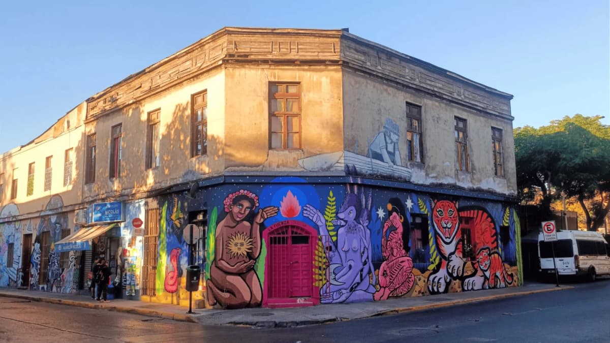 Free Walking Tour Barrio Yungay and Barrio Brasil in Santiago