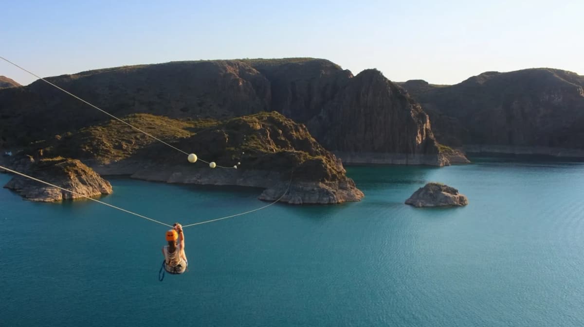Vuelo en Tirolesa 1000m sobre el Dique los Reyunos