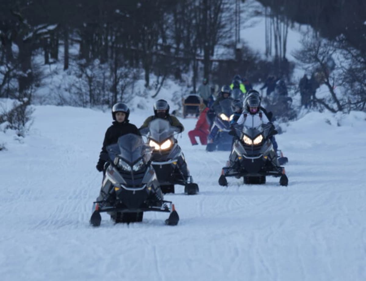 Aventura Total en Ushuaia: Trineos, Motos y Raquetas de Nieve