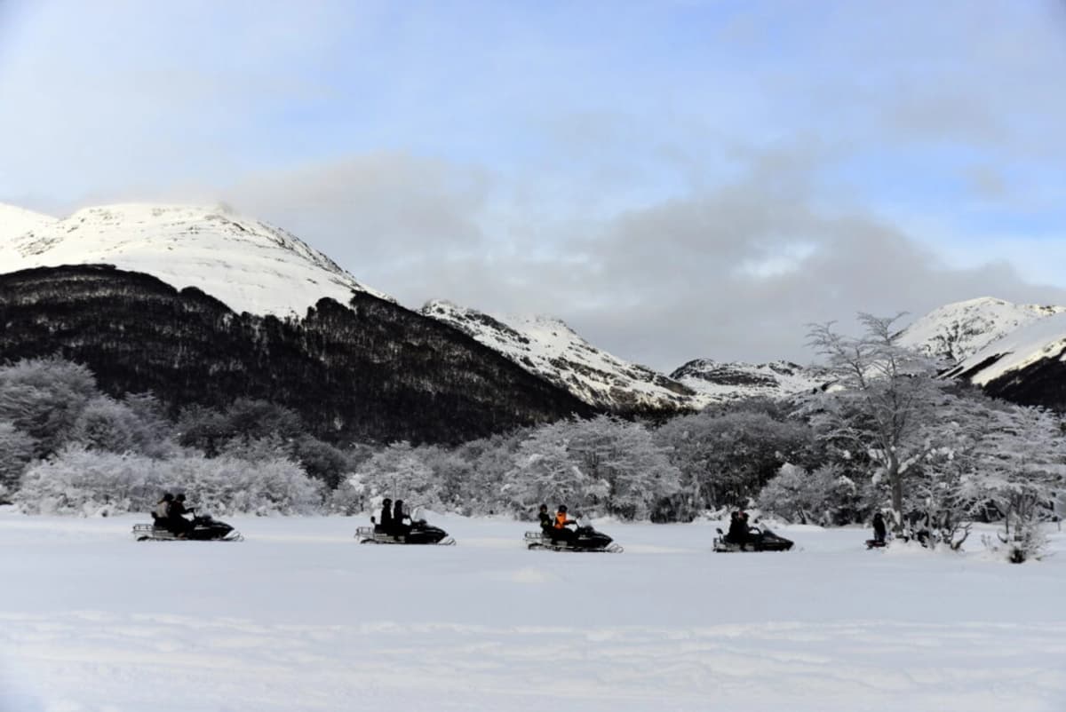 Experiencia Full Nieve en Valle Tierra Mayor: Ski, Trineos, Raquetas y Moto de Nieve
