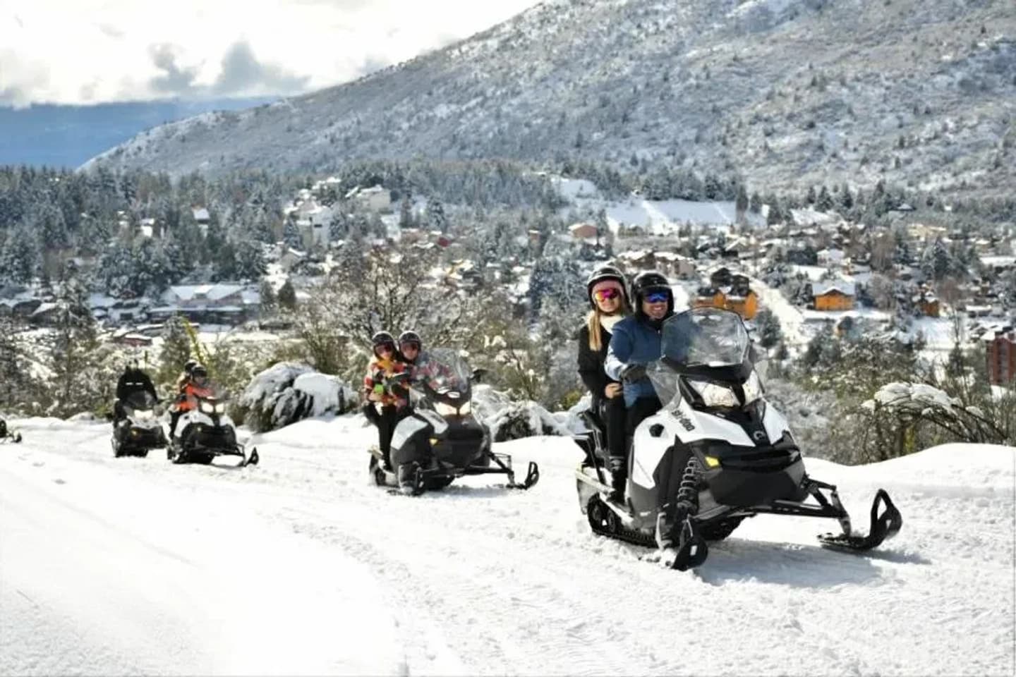 Travesía en Moto de Nieve en La Cueva Cerro Catedral en Bariloche