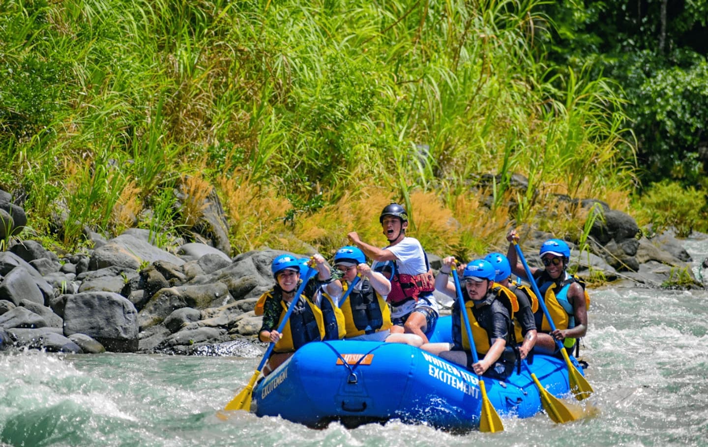 Tour de Rafting Clase IV en el Río Pacuare desde San José