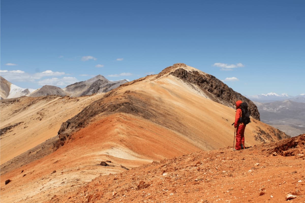 Trekking a Suriplaza: Montaña de Colores y Paisajes del Altiplano Chileno