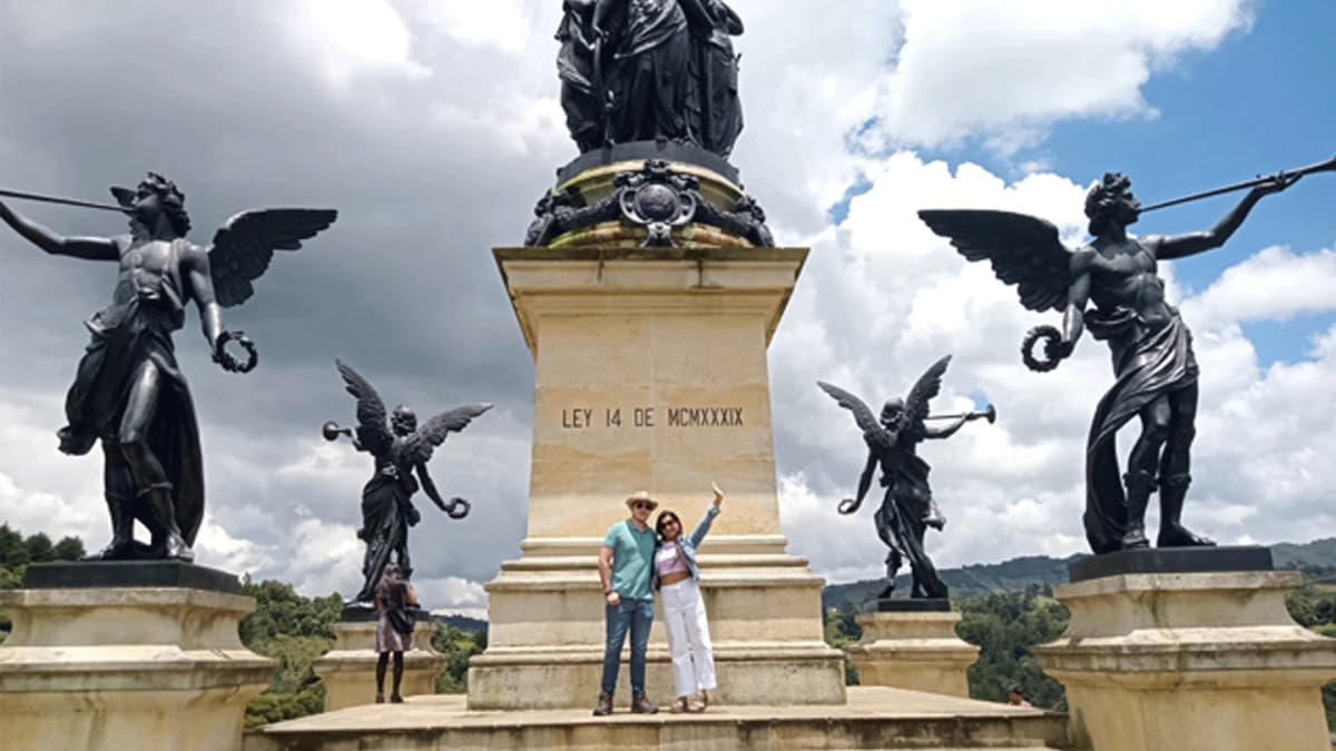 Tour Villa de Leyva y Ráquira: Viaje Colonial desde Bogotá