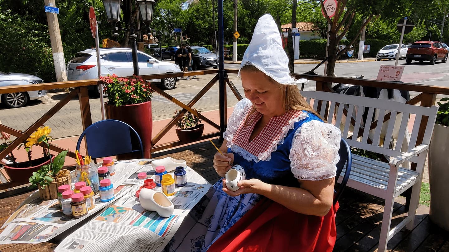 Taller de pintura de zuecos en Holambra